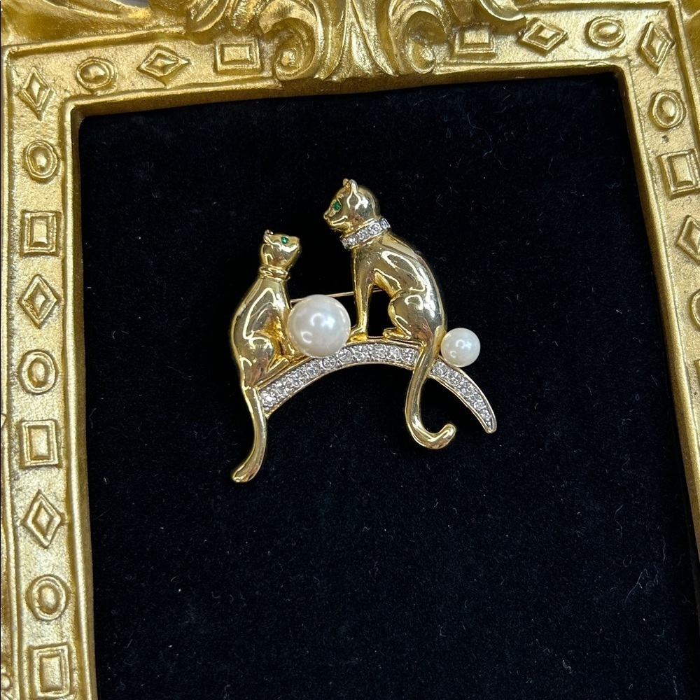 Elegant Gold Cat Brooch with Pearls and Green Eyes